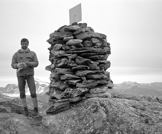 Lars Boje ar the finished Cairn